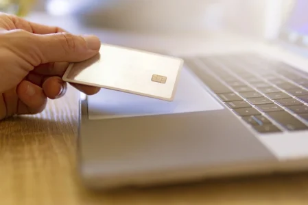 Torby papierowe, pudełka i etykiety reklamowe: Jak wyróżnić się na rynku e-commerce