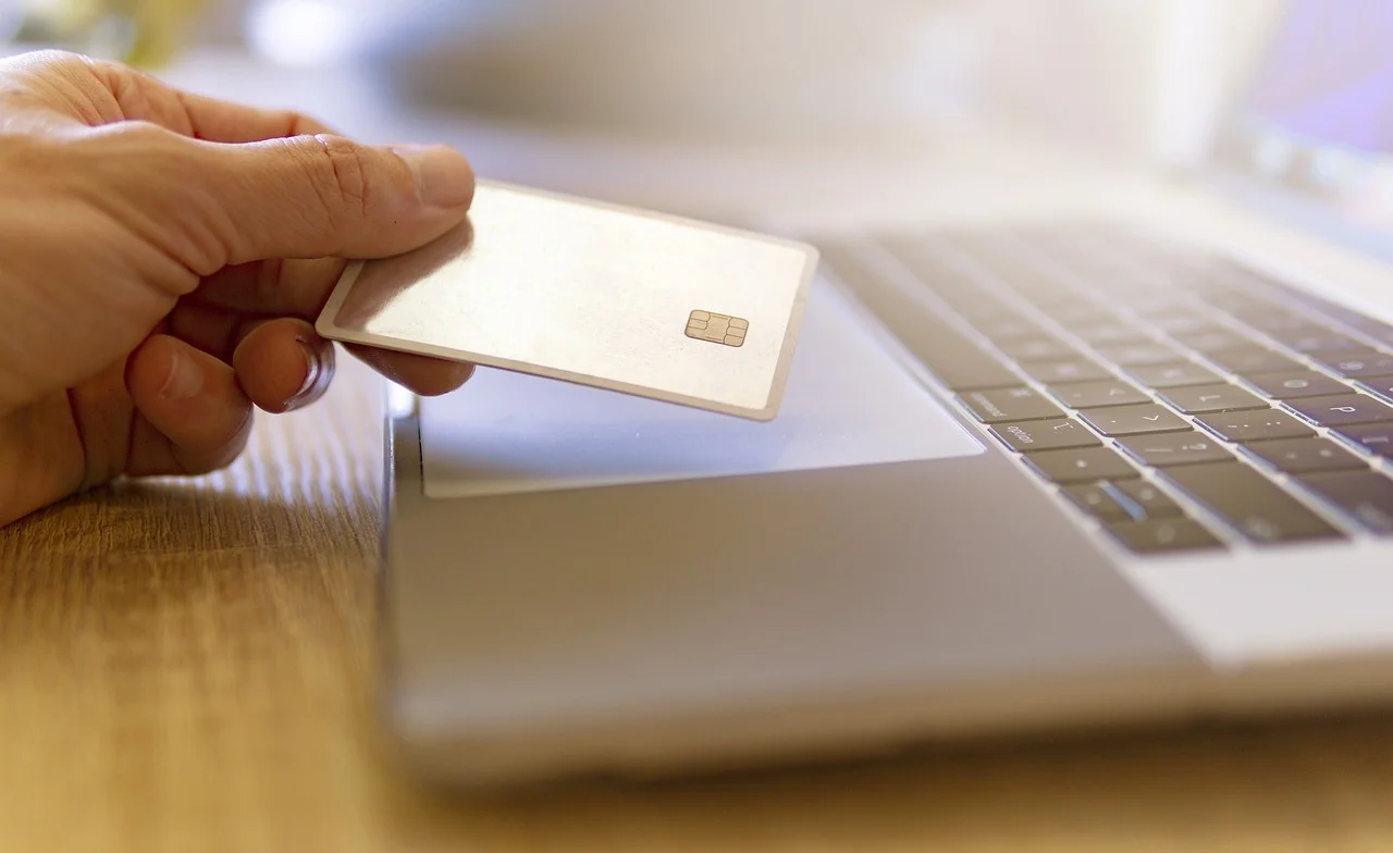 Torby papierowe, pudełka i etykiety reklamowe: Jak wyróżnić się na rynku e-commerce