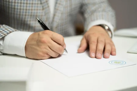 Fałszowanie dokumentów – jak skutecznie bronić się w postępowaniu karnym