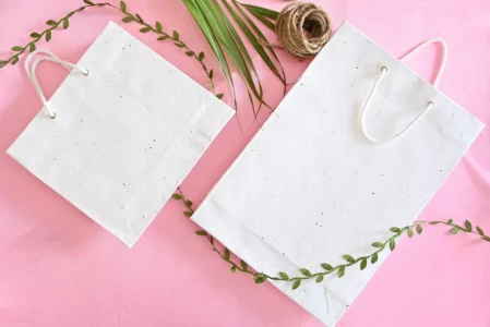 Personalizacja i ekologia – odkryj torby papierowe i reklamowe z nadrukiem