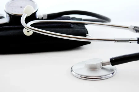 Skleroterapia pajączków — cena i kiedy wybrać leczenie żylaków lub hemoroidów