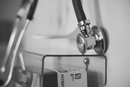 Wynajem łóżka rehabilitacyjnego: kiedy warto i jak wybrać